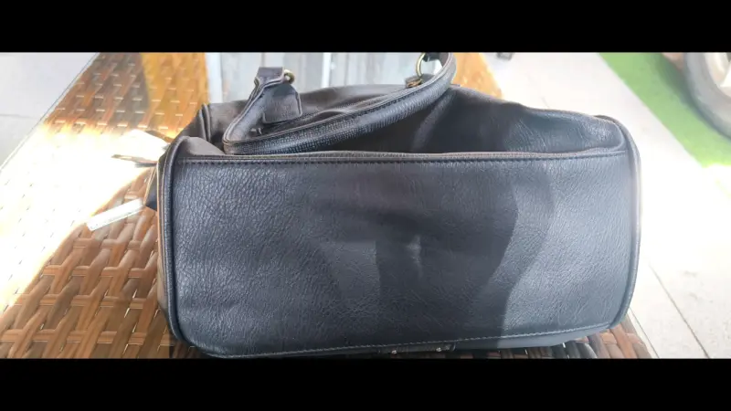 Bolso de cuero negro Secret con detalles dorados - 3