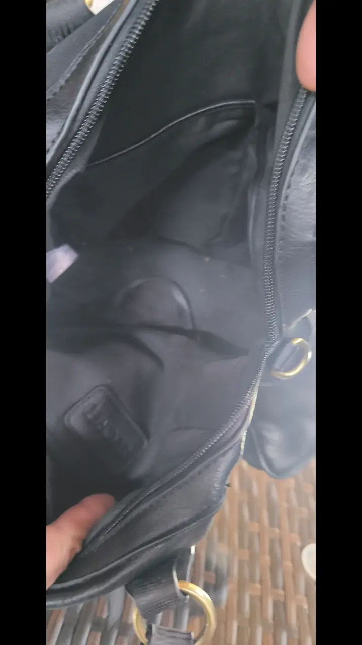 Bolso de cuero negro Secret con detalles dorados - 4