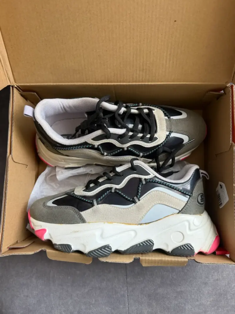 Zapatillas deportivas unisex con diseño moderno - 2