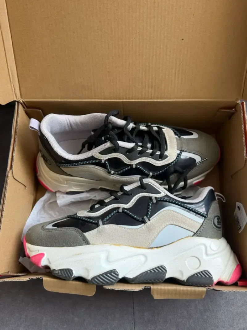 Zapatillas deportivas unisex con diseño moderno - 3