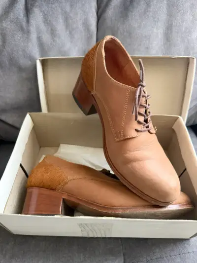 Zapatos de cuero marrón con tacón bajo - miniatura 1