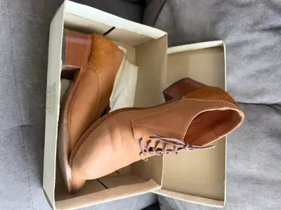 Zapatos de cuero marrón con tacón bajo - miniatura 3