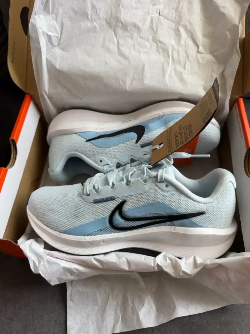 Zapatillas deportivas Nike blancas diseño moderno - 1
