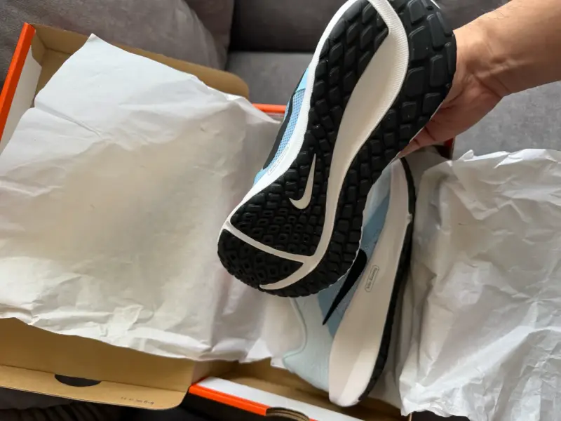 Zapatillas deportivas Nike blancas diseño moderno - 3
