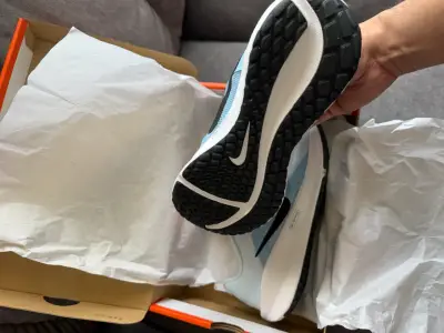 Zapatillas deportivas Nike blancas diseño moderno - miniatura 3
