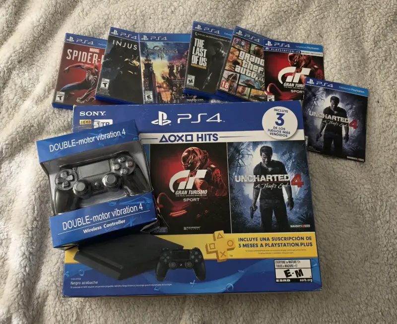 Consola PS4 Slim con juegos y dos controles - 1