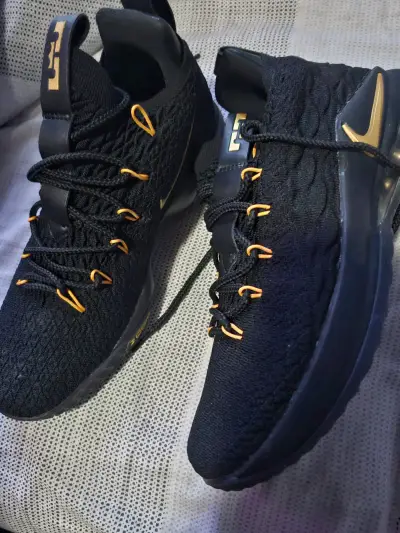 Zapatillas deportivas negras con detalles dorados - miniatura 1