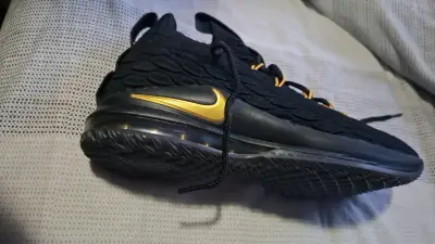 Zapatillas deportivas negras con detalles dorados - miniatura 2