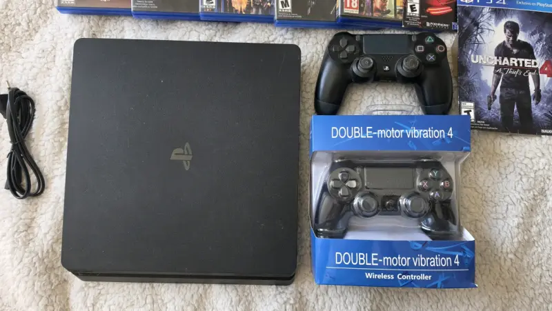 Consola PS4 Slim con juegos y dos controles - 3
