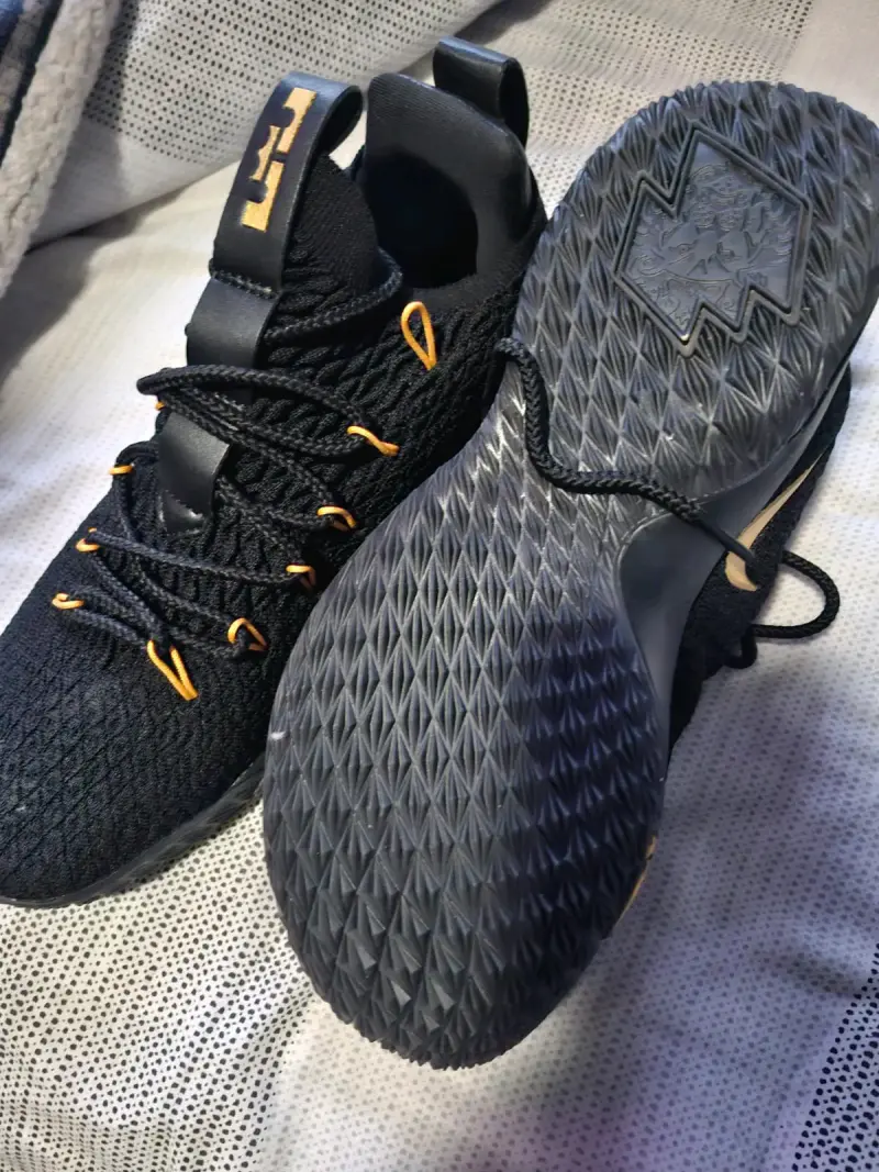 Zapatillas deportivas negras con detalles dorados - 3