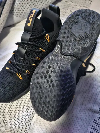 Zapatillas deportivas negras con detalles dorados - miniatura 3