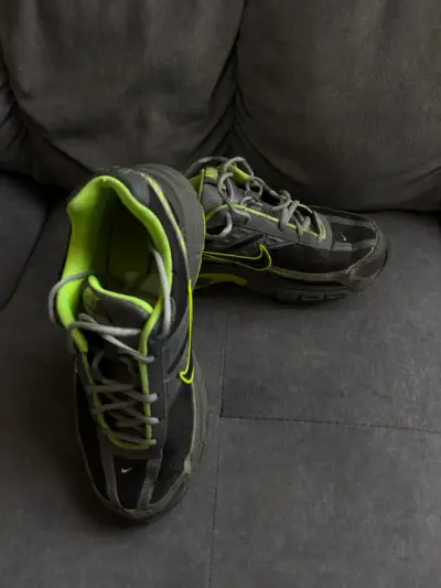 Zapatillas deportivas Nike negras y verdes - miniatura 1