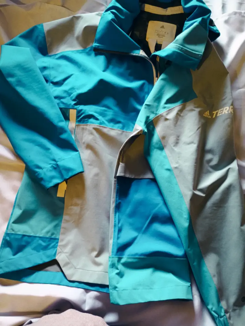 Chaqueta Outdoor Adidas Terrex Azul y Gris