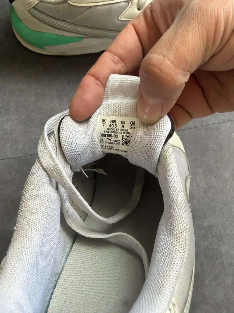 Zapatillas deportivas Puma blancas con detalle - 4