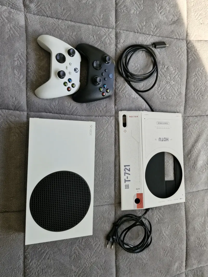 Consola Xbox Series S con dos controles - 1