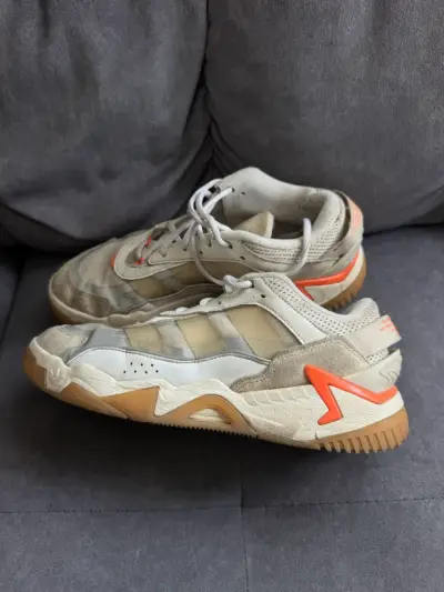 Zapatillas deportivas Adidas beige y naranjas - miniatura 1