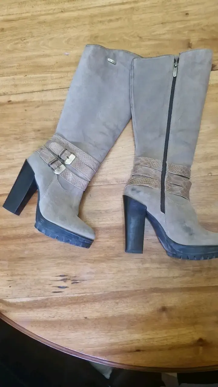 Botas altas de tacón grueso color beige - 1