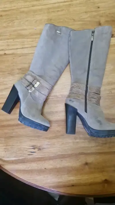 Botas altas de tacón grueso color beige - miniatura 1