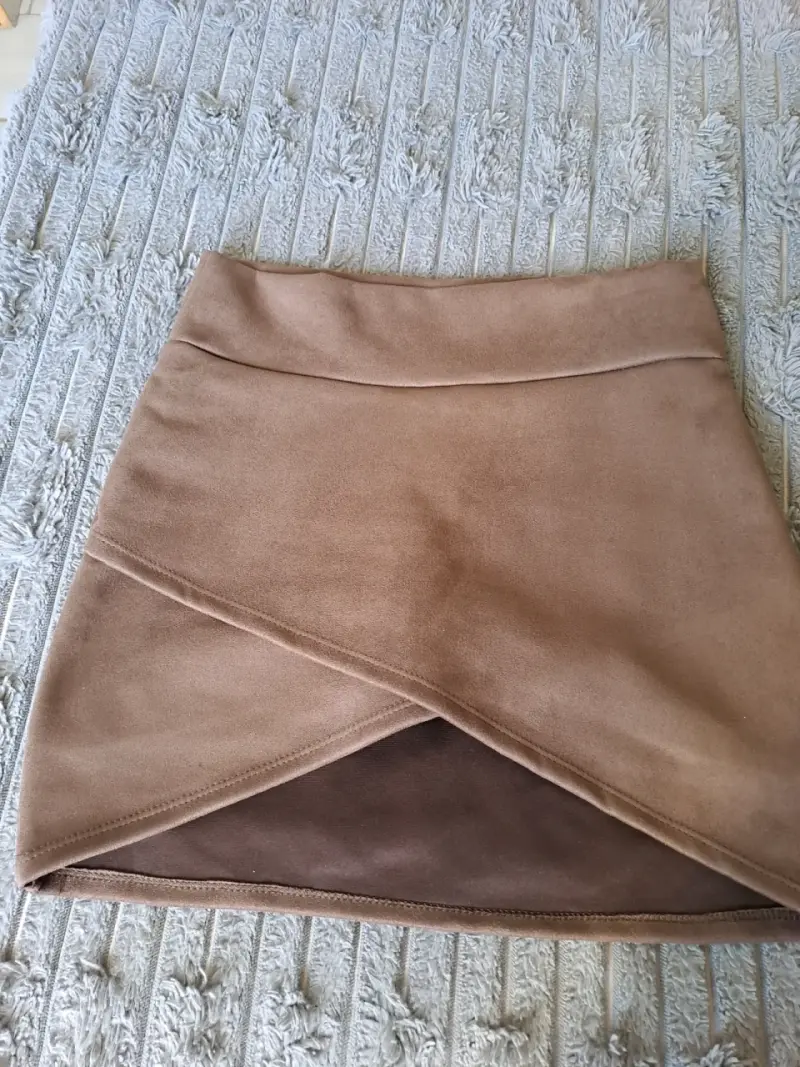 Falda corta cruzada color camel - 1