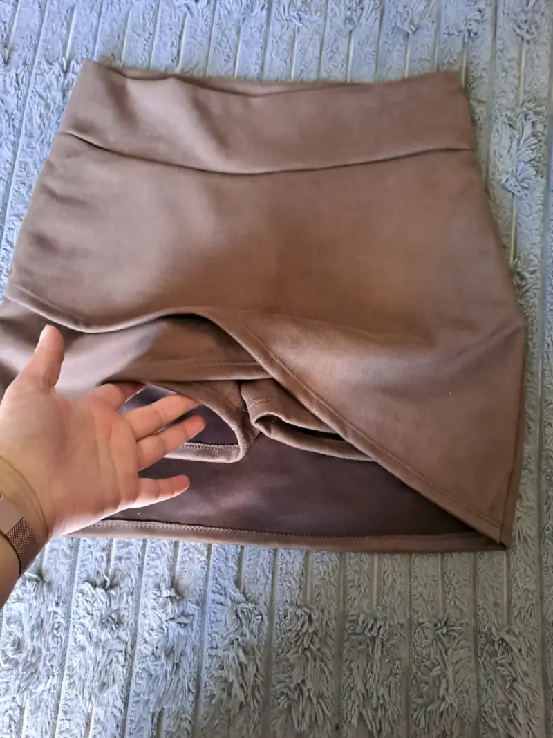 Falda corta cruzada color camel - 3