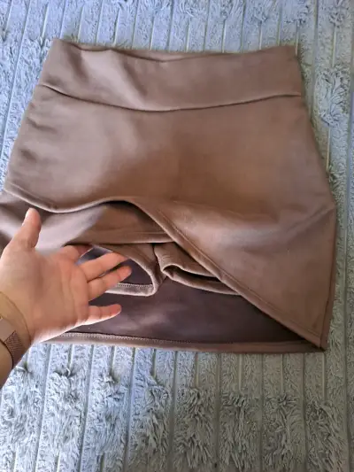 Falda corta cruzada color camel - miniatura 3