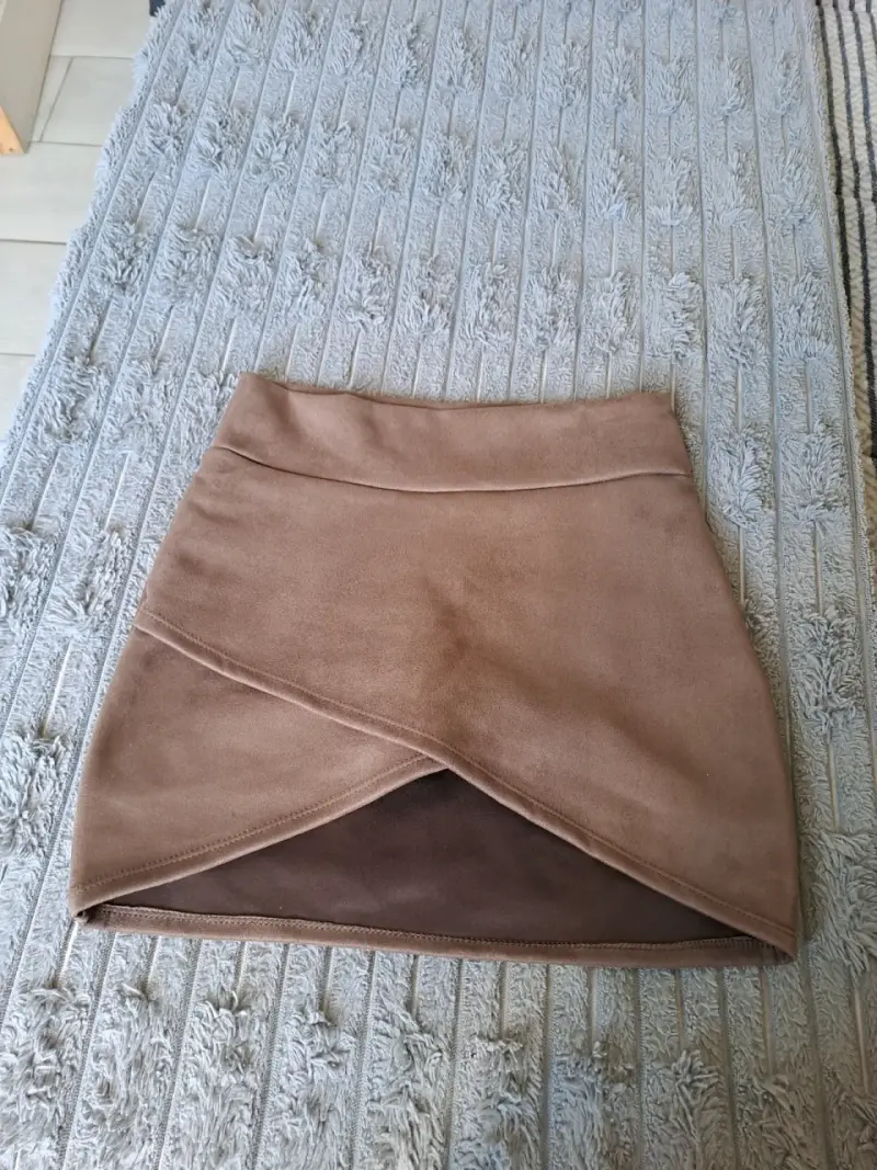 Falda corta cruzada color camel - 4