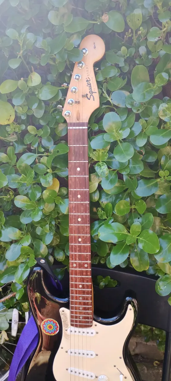 Guitarra eléctrica Squier Stratocaster negra - 2
