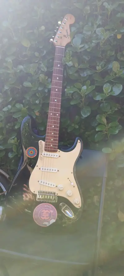Guitarra eléctrica Squier Stratocaster negra - miniatura 3