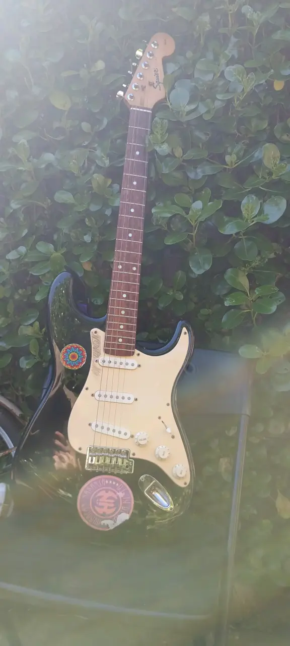 Guitarra eléctrica Squier Stratocaster negra - 3