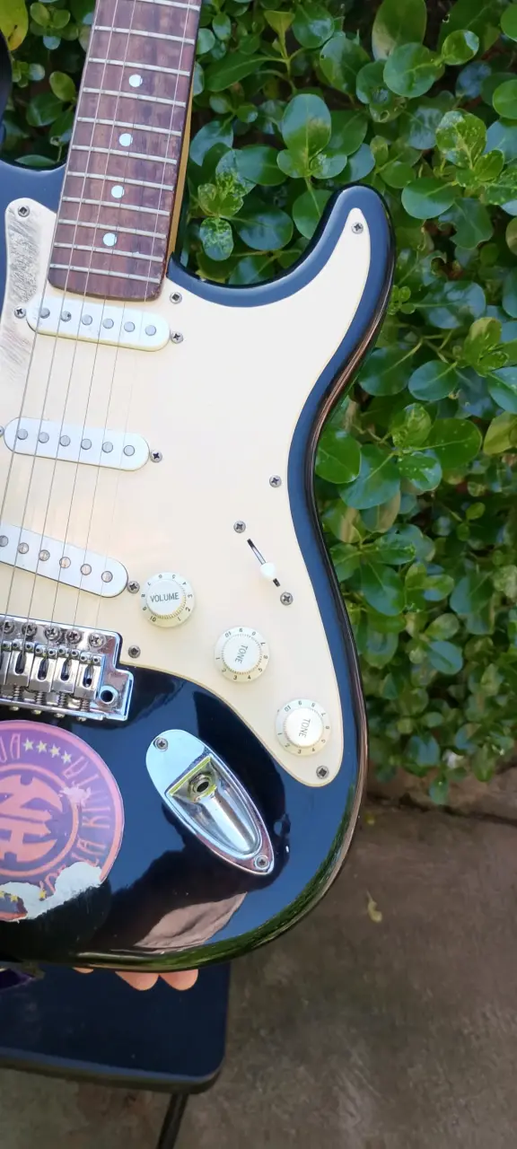 Guitarra eléctrica Squier Stratocaster negra - 1