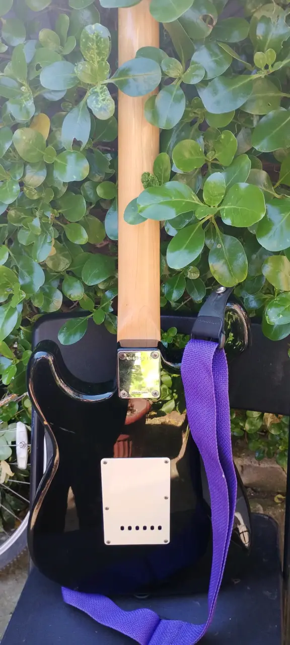 Guitarra eléctrica Squier Stratocaster negra - 6
