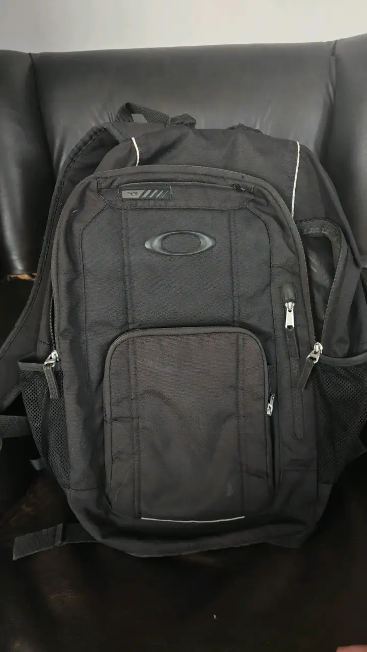 Mochila negra Oakley con múltiples compartimentos - 2