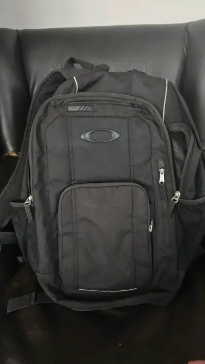 Mochila negra Oakley con múltiples compartimentos - miniatura 2