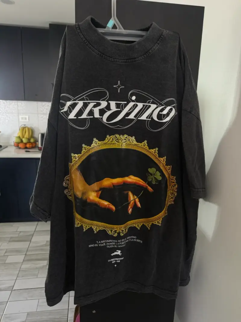 Polera Oversize Negra Diseño Artístico Treino - 1