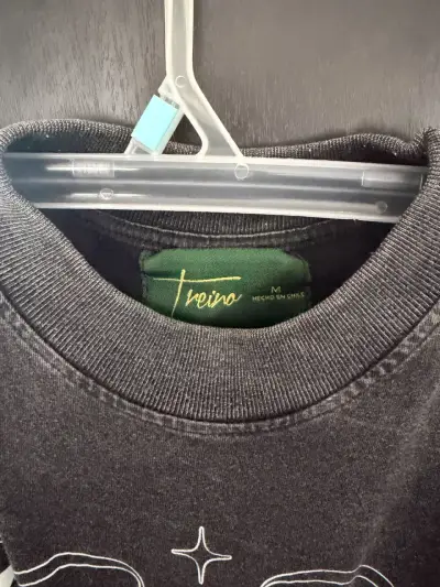 Polera Oversize Negra Diseño Artístico Treino - miniatura 3