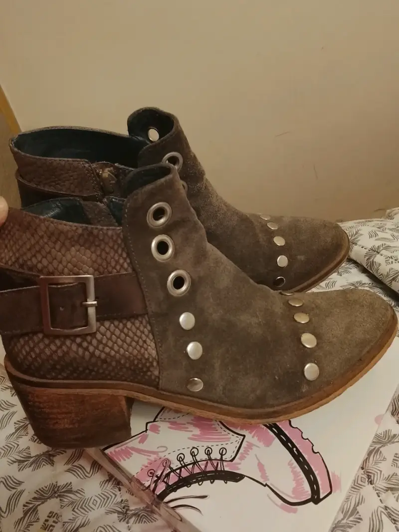 Botines de cuero marrón con hebilla y tachas
