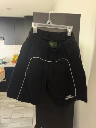 Shorts deportivos negros con detalles blancos - miniatura 1
