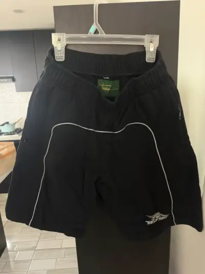 Shorts deportivos negros con detalles blancos - miniatura 2