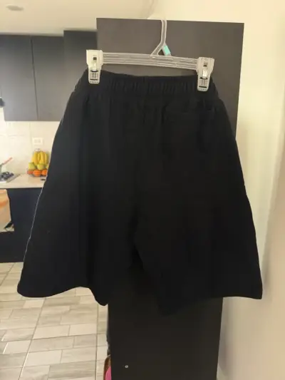 Shorts deportivos negros con detalles blancos - miniatura 3