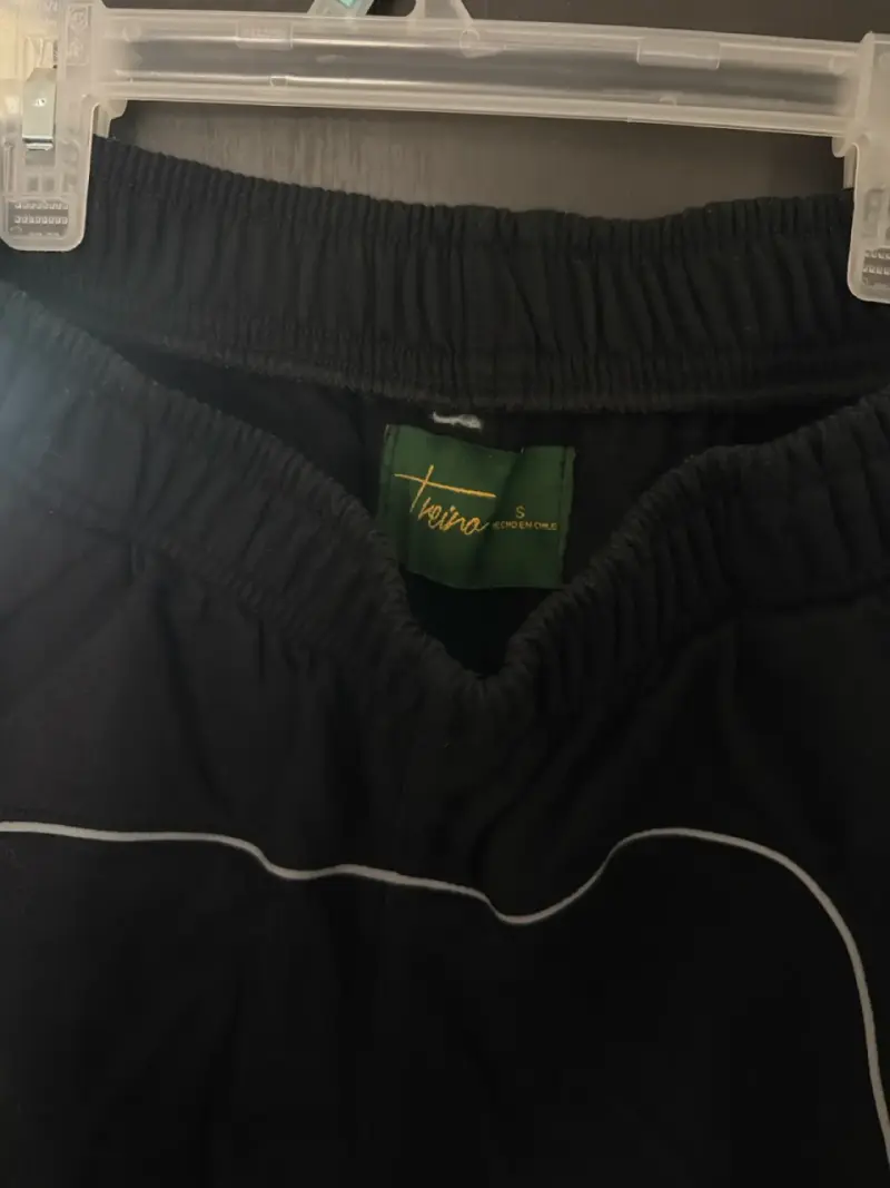 Shorts deportivos negros con detalles blancos - 4