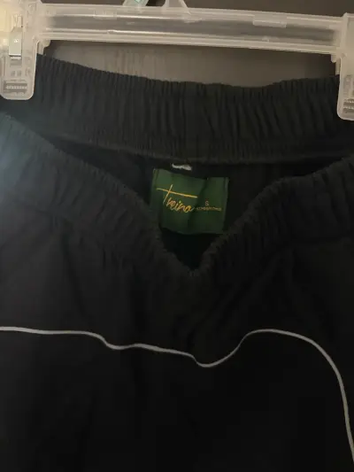 Shorts deportivos negros con detalles blancos - miniatura 4