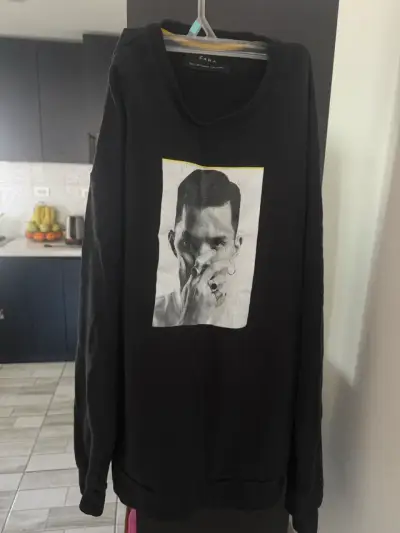 Polerón negro con diseño gráfico Zara - miniatura 1