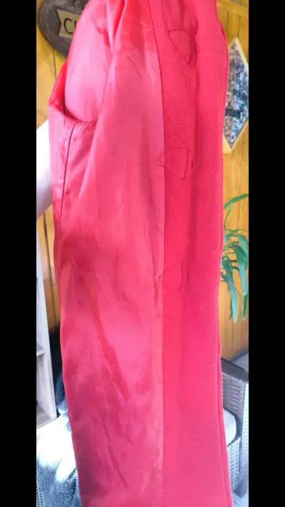 Abrigo rojo con capucha y cierres decorativos - miniatura 5