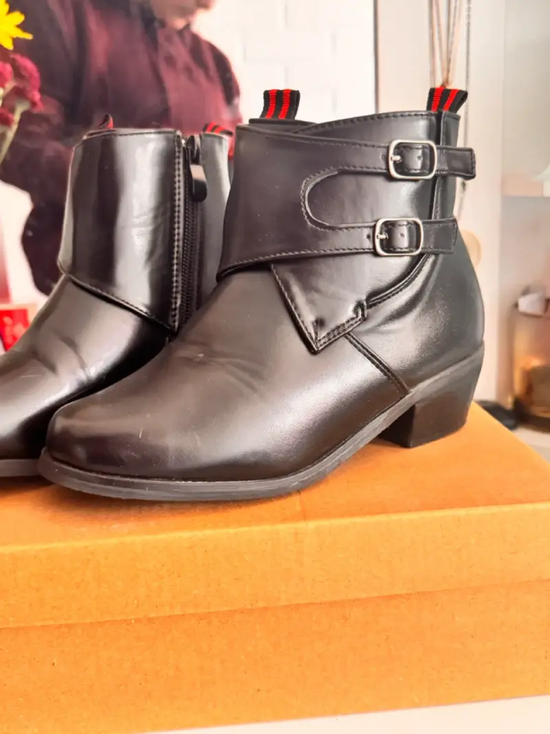 Botines de cuero negro con hebillas - 2