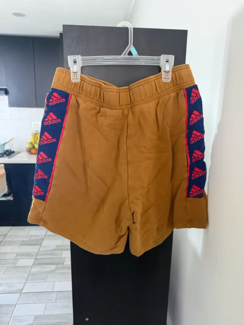 Shorts deportivos Adidas marrón con logo lateral - 2
