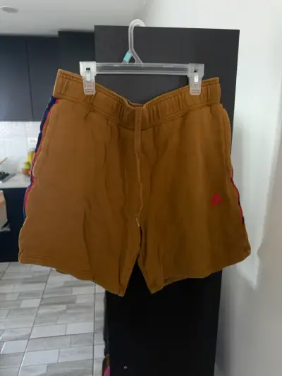 Shorts deportivos Adidas marrón con logo lateral - miniatura 3