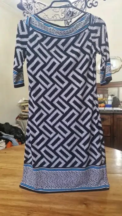 Vestido estampado geométrico blanco y negro - miniatura 2
