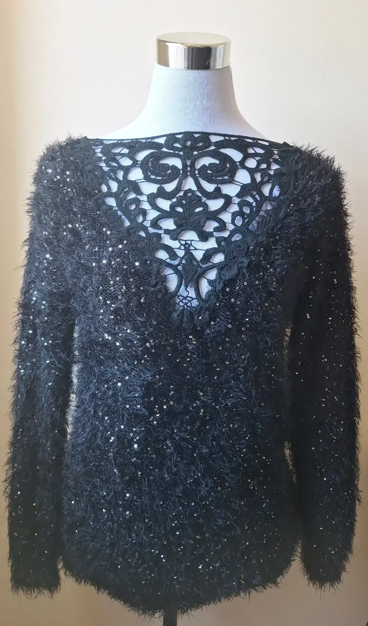 Suéter negro con encaje y lentejuelas