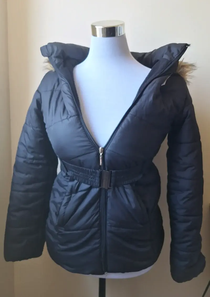 Chaqueta acolchada negra con capucha de pelo - 1