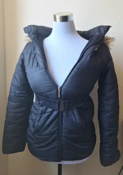 Chaqueta acolchada negra con capucha de pelo - miniatura 1